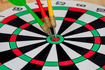 Obraz premium Dart arrow hitting in bullseye on dartboard