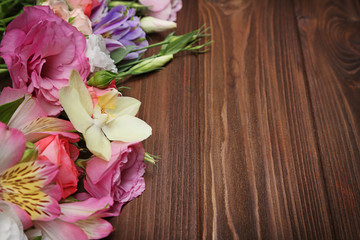 Obraz na płótnie Canvas Fresh flowers on wooden background