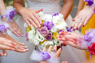 Bridesmaid mehendi hands with bridal bouquet