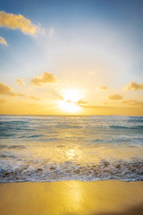 Obraz na płótnie Canvas Golden sunset and a crashing wave