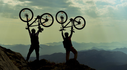 dağların zirvesinde başarılı bisikletçiler