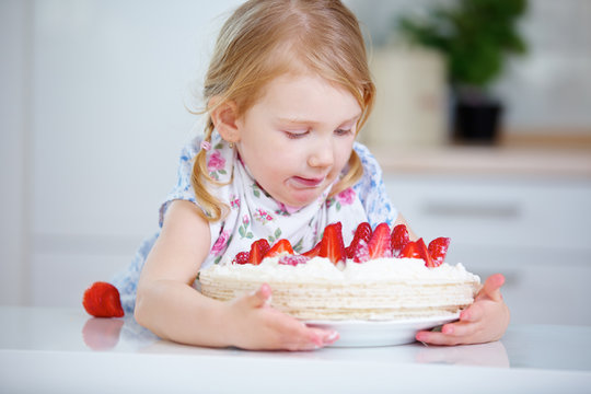 Mädchen an Kindergeburtstag mit Kuchen
