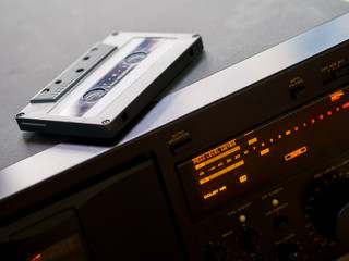 カセットテープの乗ったテープデッキ
