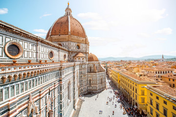 Top-Stadtbildansicht auf die Kuppel der Kirche Santa Maria del Fiore und die Altstadt in Florenz