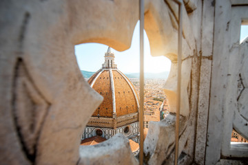 Blick durch die gotische Rosette auf den Dom in Florenz