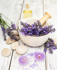 Obraz na płótnie Canvas Spa products and lavender flowers