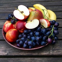 Frisches Obst mit Nektarinen, Äpfeln und Weintrauben