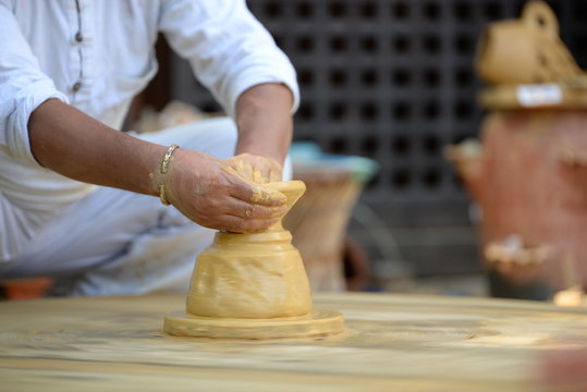 Nepalesischer T&ouml;pfer beim Formen eines Tonklumpens auf einer T&ouml;pferscheibe zu einer Vase