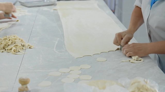 Manufacturing of a large number of dumplings in hand