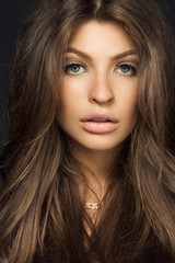 Naklejka premium close up portrait of a beautiful woman with a voluminous hair an