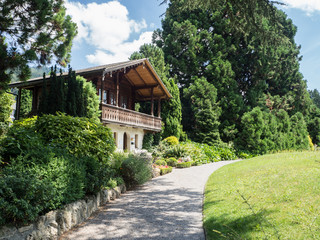 Fototapeta na wymiar Casa en el parque del Castillo de Oberhofen en Suiza OLYMPUS DIGITAL CAMERA