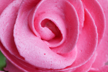 Obrazy na Plexi  zbliżenie róży z bitą śmietaną na torcie