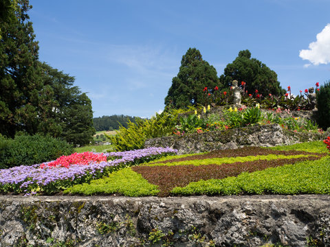Arreglos florales en el jardín del Castillo de Oberhofen en SuizaOLYMPUS DIGITAL CAMERA