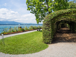 Jardines del Castillo de Oberhofen a orillas del lago Thun en la zona de Interlaken, SuizaOLYMPUS DIGITAL CAMERA
