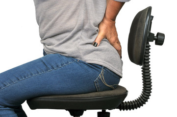 Femme assise sur une chaise de bureau avec un mal de dos