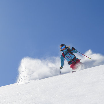 Skifahrerin in traumhaftem Pulverschnee