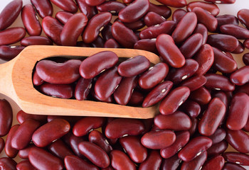 the red beans in wooden scoop