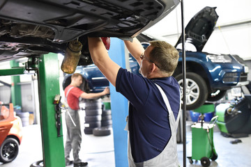 Mechaniker repariert Auto in einer Werkstatt
