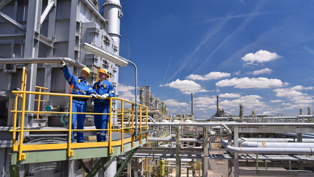 Gruppe von Industriearbeitern in einer Raffinerie // group of industrial workers in a refinery