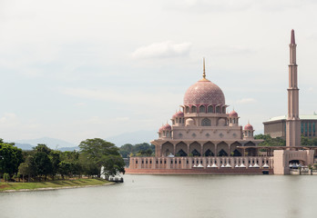 Fototapeta na wymiar Putra Mosque (Masjid Putra) at Putrajaya Malaysia