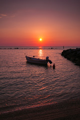 Barca di un pescatore alle prime luci dell'alba