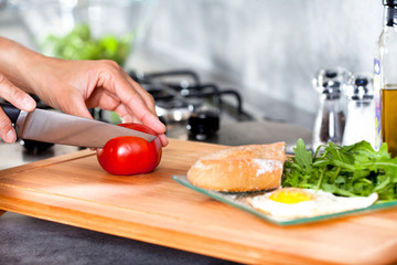 préparer un oeuf au plat et salade