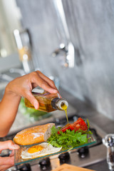 préparer une salade verte avec un oeuf au plat