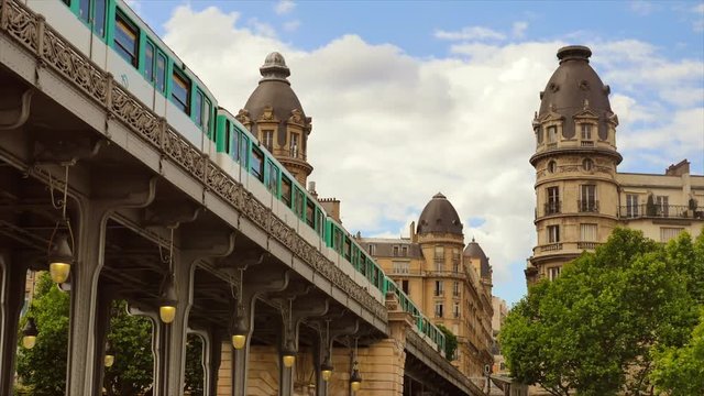 Paris metro crossing Pont de Bir-Hakeim, Paris, France