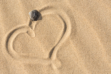 Fototapeta na wymiar Herz in Sand gemalt Strand Liebe