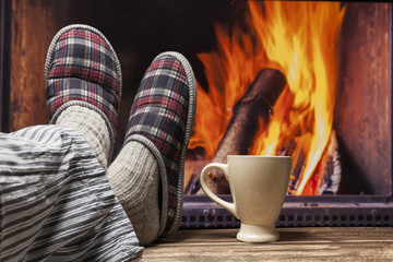 entspannen am kamin zu hause gemütlich im herbst winter