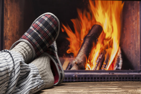 entspannen am kamin zu hause gem&uuml;tlich im herbst winter