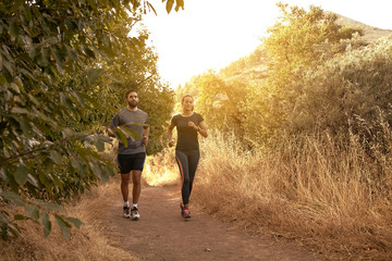 Obraz premium Jogging young couple in natural shadow