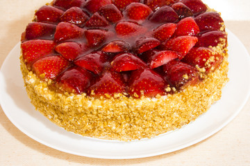 Strawberry cake with almonds and cream