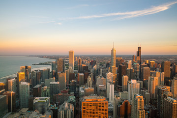 Obraz premium Aerial view of Chicago downtown skyline at sunset