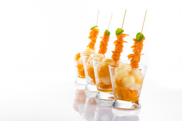hors d'oeuvre avec brochette de saumon et melon