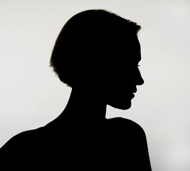 Silhouette einer jungen Frau