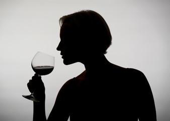 Frau trinkt Rotwein