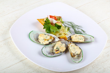 Baked mussels in cream sauce