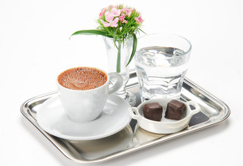 sıcak kahve tepside servis