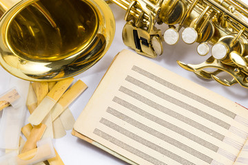 саксофон и нотный лист