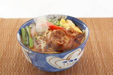 沖縄伝統の豚足テビチそば