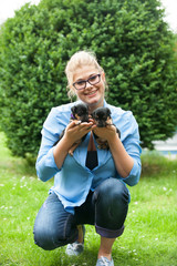 Junge Frau mit zwei Hundebaby
Tierliebe, Jack Russel Welpe
