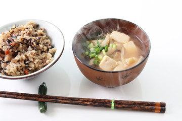 おいしそうな味噌汁と炊き込みご飯