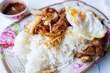 Fried Chicken garlic and Flammulina Velutipes with fried egg Thailand Style 
