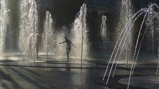 City fountain slow motion