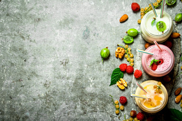 Berry smoothies with nuts.