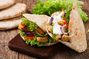 Pita salad with roasted chicken and vegetables, served with a de