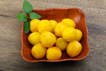 Yellow plums in the bowl