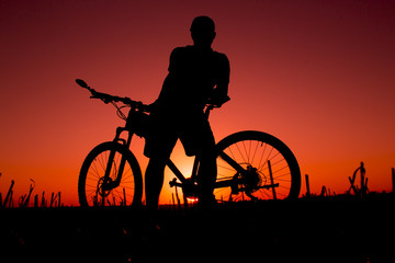 Obraz premium sunset and silhouette backlight bikers