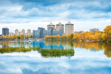 Fototapeta na wymiar Lake with blue water and high buildings